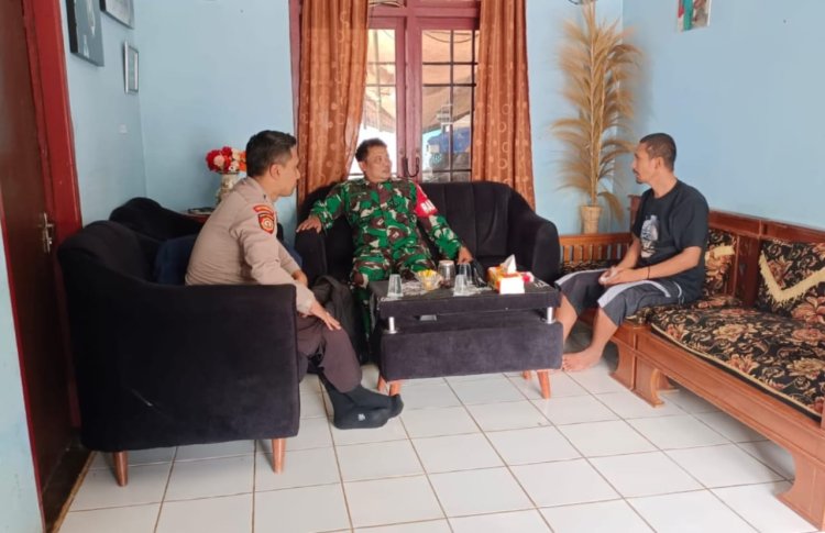 Babinsa Desa Cihaur dan Bhabinkamtibmas Laksanakan Komsos dengan Ketua Poktan Maju Tani