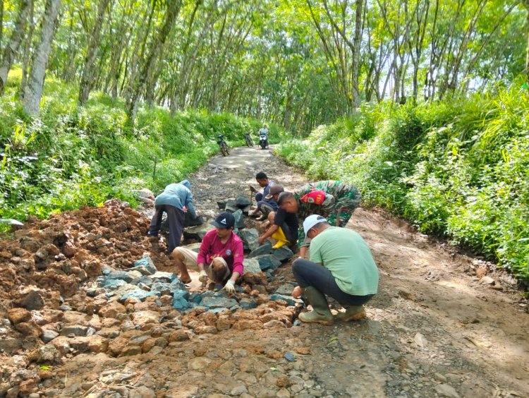 Koramil 0622-14/Surade Gelar Karya Bhakti Bersama Masyarakat Desa Ciracap