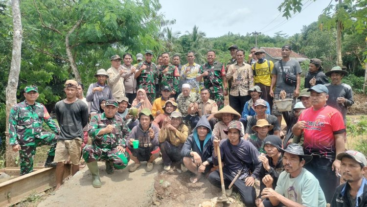 Dandim 0622/Kab Sukabumi Bersama Forkopimcam Waluran Lakukan Kerja Bakti Perbaiki Jembatan Rusak Akibat Banjir