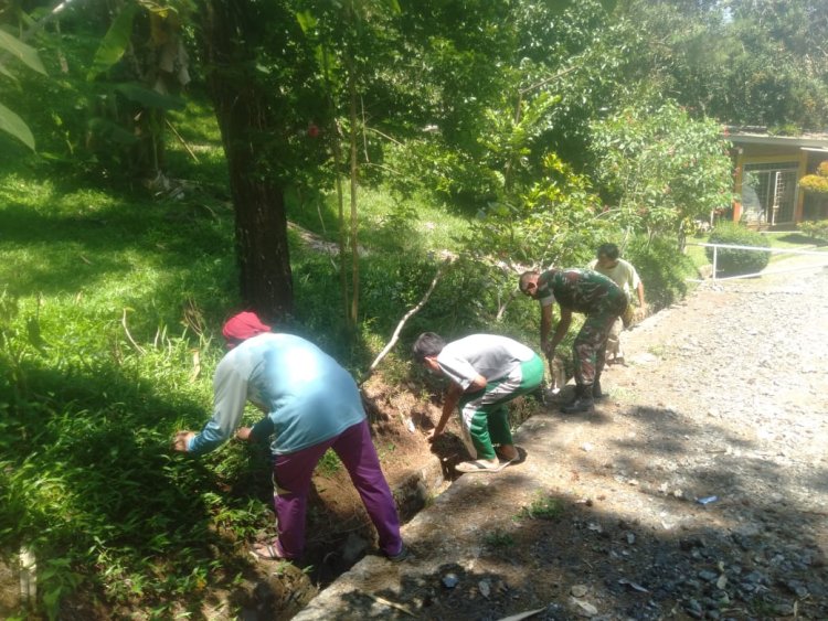 Koramil 2204/Cikidang Gelar Karya Bakti Bersihkan Parit di Desa Sampora
