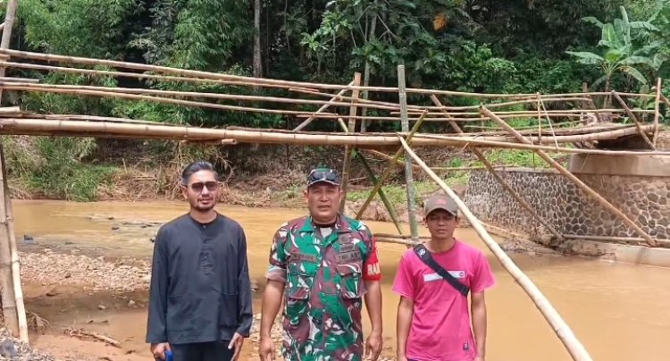 Bersama Warga Serda Nugraha Dan Aparat Desa Buat Jembatan Darurat
