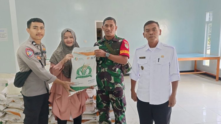 Koramil 0622-13/Jampangkulon Dampingi Penyaluran Bantuan Beras di Desa Nagraksari