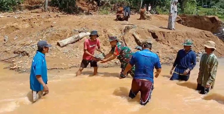 Bakti TNI: Serda Nugraha, Babinsa Sukamaju, Bersama Masyarakat Laksanakan Karya Bakti Pembuatan Jembatan Darurat