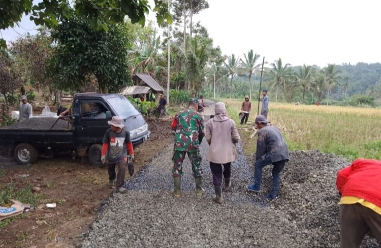 Koramil 2209/Lengkong Melaksanakan Karya Bakti Pengaspalan Jalan di Kp. Padahurip