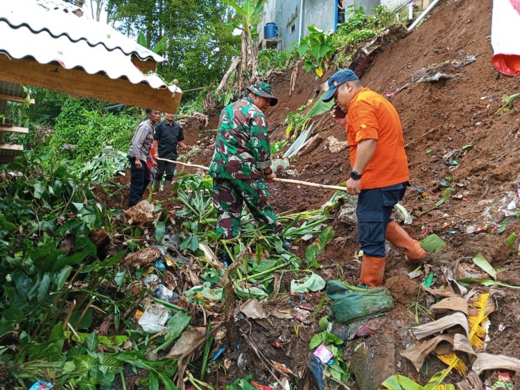 Koramil 2204/Cikidang Gelar Karya Bakti Bersihkan Sisa Bencana Longsor di Desa Cikarae Thoyibah
