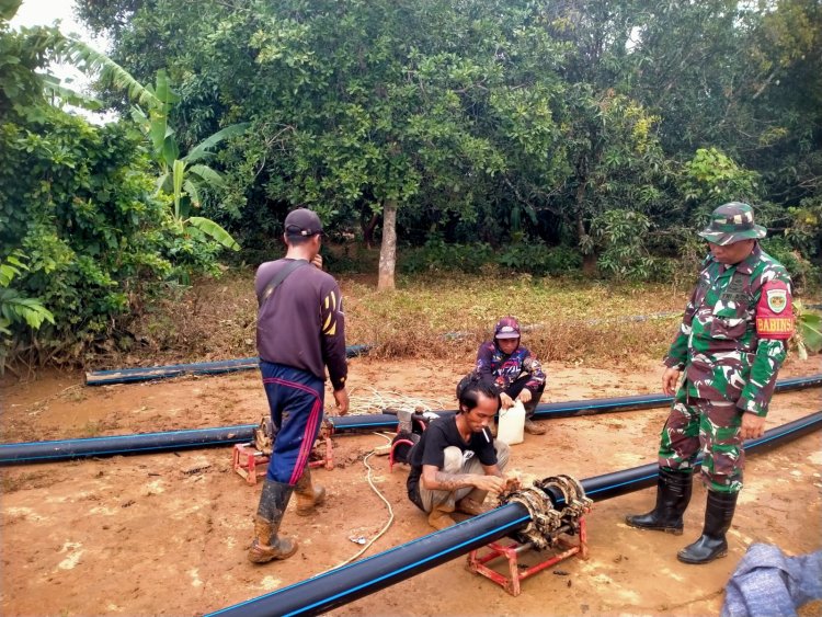 Koramil 2215/Ciemas  Pemasangan Pipanisasi Program Manunggal Air di Desa Mandrajaya