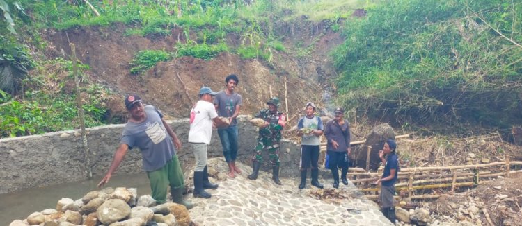 KORAMIL 2211/SAGARANTEN LAKSANAKAN KARYA BAKTI DI DESA SINARBENTANG