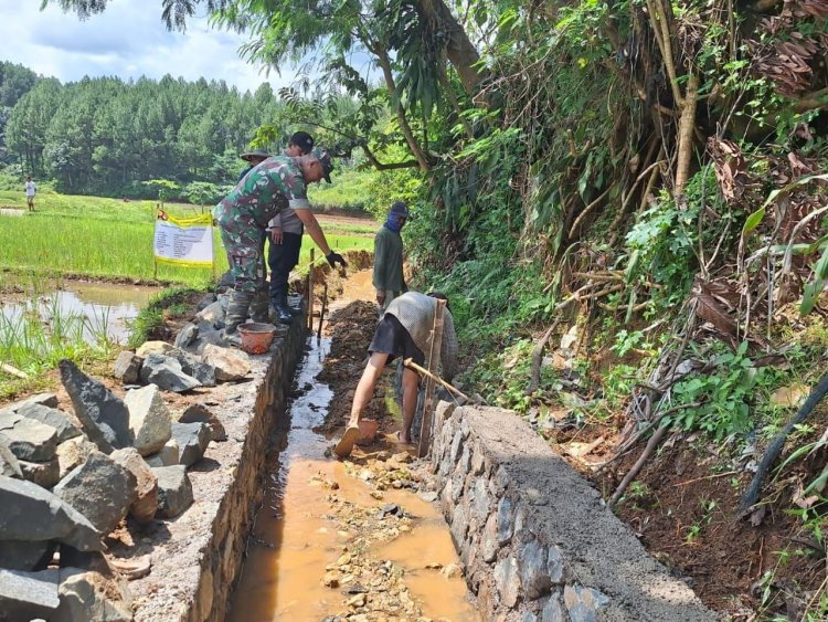 KORAMIL 2207/JAMPANGTENGAH MELAKSANAKAN KEGIATAN KARBAK DI DESA NANGERANG