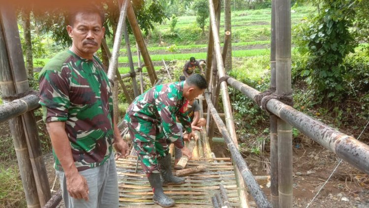 Babinsa Desa Mekarasih Pantau Kondisi Jembatan Cikadu yang Ambruk