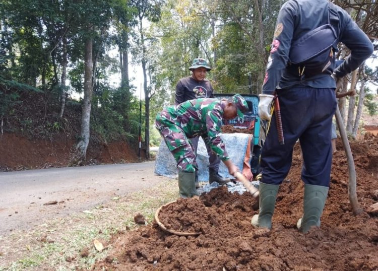 Koramil 2209/Lengkong Laksanakan Karya Bakti di Desa Lengkong