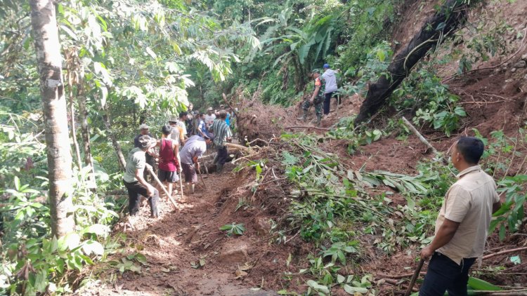 Koramil 0622-01/Cisolok Lakukan Pembinaan Linmas di Desa Cicadas