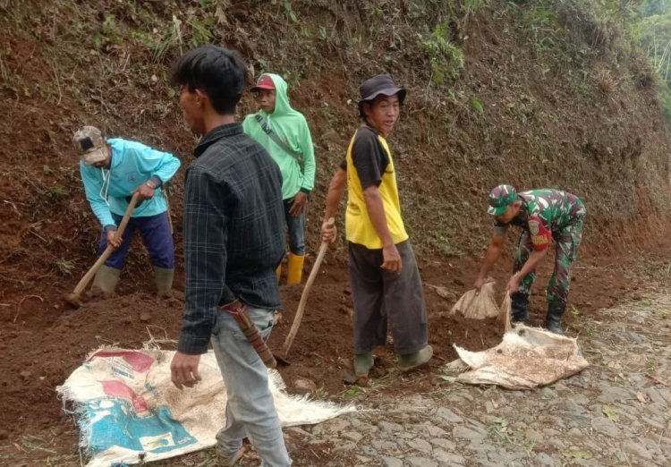 Koramil 2205/Kalapnunggal Gelar Karya Bakti Pembersihan Jalan