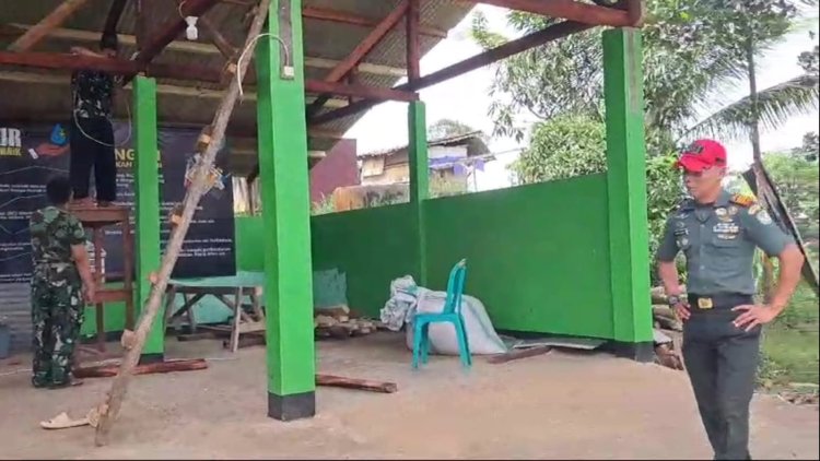 Koramil 2209/Lengkong Laksanakan Karya Bakti Pembuatan Garasi