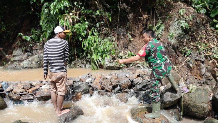 Koramil 2201/Cisolok Gelar Karya Bakti Perbaikan Irigasi di Desa Gunung Tanjung