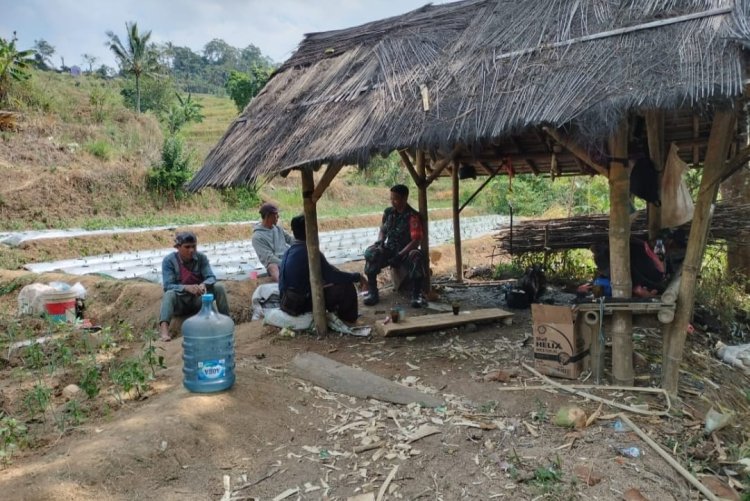 Babinsa Koramil 2209/Lengkong Jalin Komsos dengan Kelompok Tani