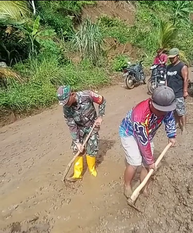 Koramil 2213/Jampangkulon Laksanakan Karya Bakti Pembersihan Jalan Desa Balekambang