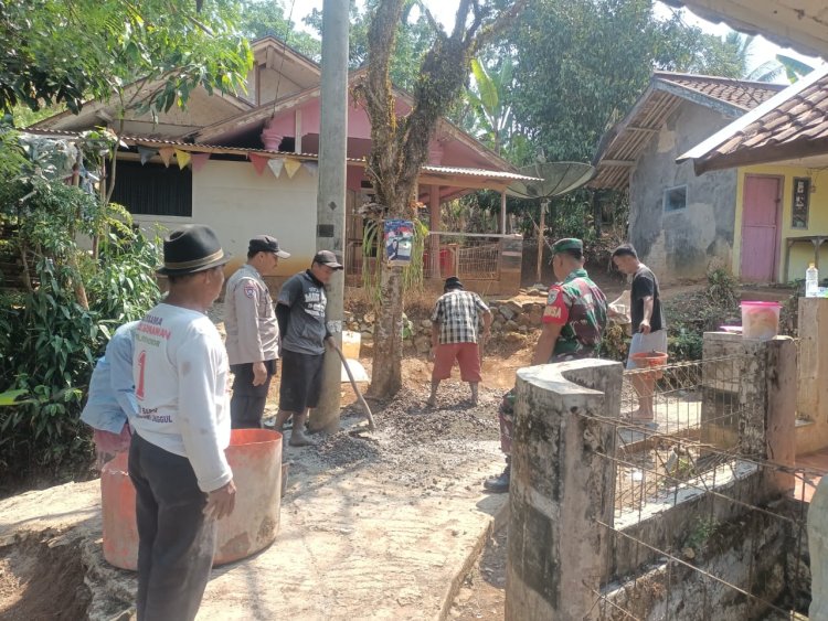 Babinsa Desa Cisitu Laksanakan Karya Bakti Pengecoran Jalan