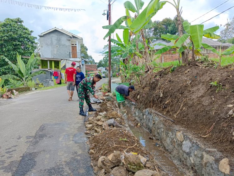 Koramil 2206/Parakansalak Gelar Karya Bakti Perbaikan Parit di Desa Sukakersa