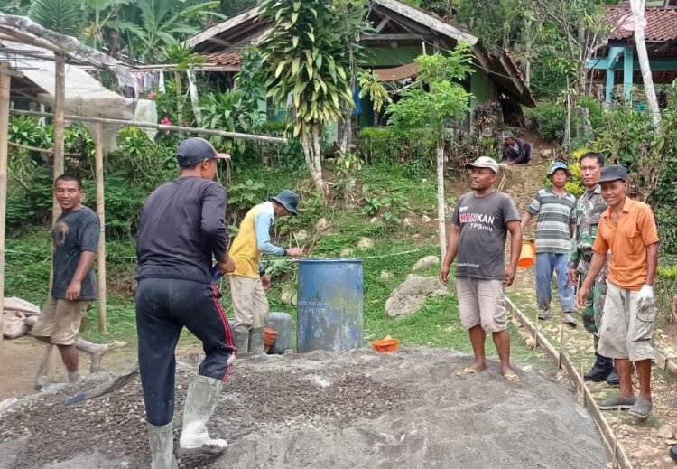 Koramil 2207/Jampangtengah Bersama Warga Gotong Royong Perbaiki Infrastruktur Desa