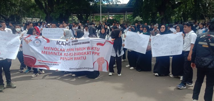 Ratusan Guru Honorer di Sukabumi Gelar Aksi di Kantor BKPSDM