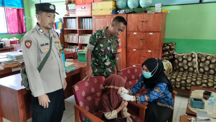 Babinsa Desa Sekarsari Dampingi Imunisasi BIAS di MI Cinaringgul