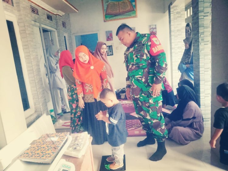 Babinsa Koramil 2204/Cikidang Dampingi Kegiatan Posyandu di Desa Cikarae Thoyibah