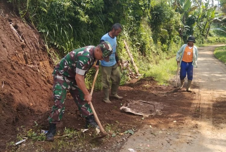 Koramil 2205/Kalapanunggal Laksanakan Kegiatan Bhakti Bersama Warga