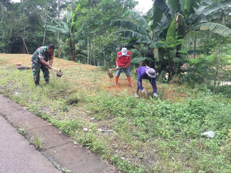 Karya Bhakti Koramil 2207/Jampang Tengah Bersama Warga Bojongtipar