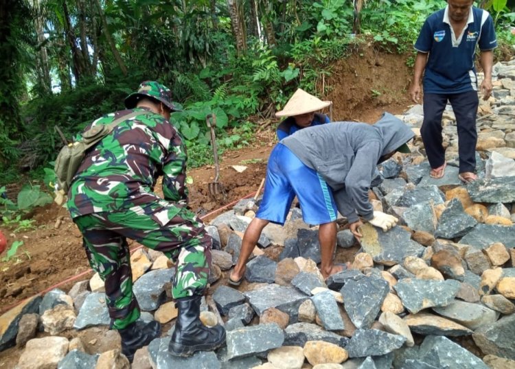 Koramil 2209/Lengkong - Karya Bakti Pengerasan Jalan di Kp. Cikupa, Desa Langkapjaya