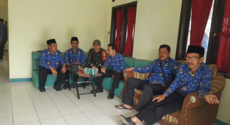 Babinsa Tegallega Laksanakan Komsos dengan Para Guru SMPN 1 Lengkong