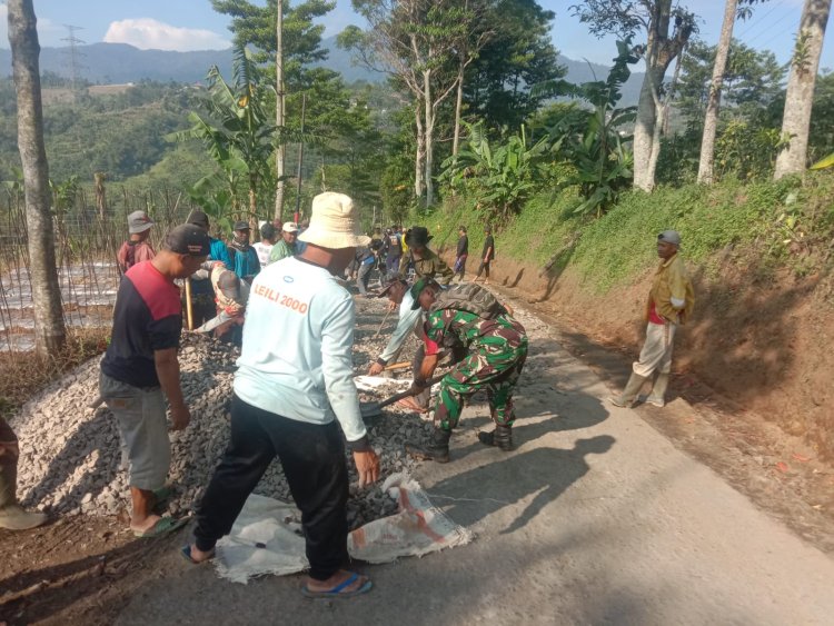 Koramil 2205/Kalapanunggal Laksanakan Karya Bhakti Pengerasan Jalan Bersama Warga