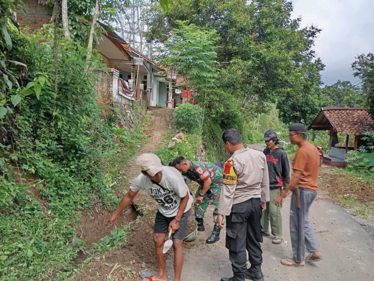 Babinsa Koramil 2201/Cisolok Gelar Karya Bakti Bersama Warga di Kampung Ciodeng