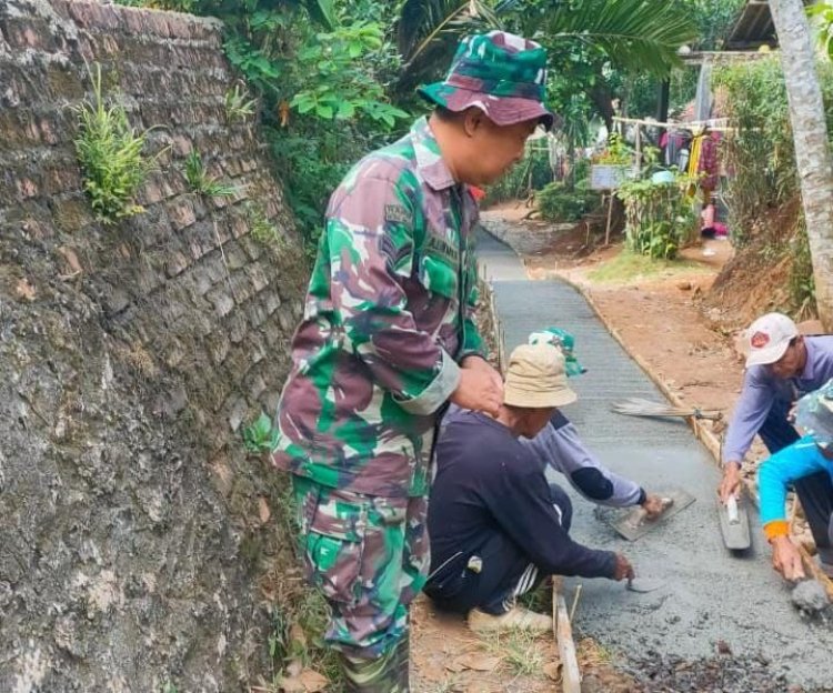 Babinsa Koramil 2207/Jampangtengah Gelar Karya Bakti Pengerasan Jalan di Kampung Citeruep