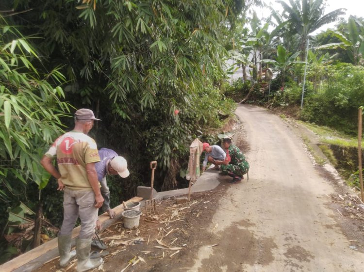 Babinsa Koramil 2206/Parakansalak Laksanakan Karya Bakti Pembuatan TPT di Desa Sukatani