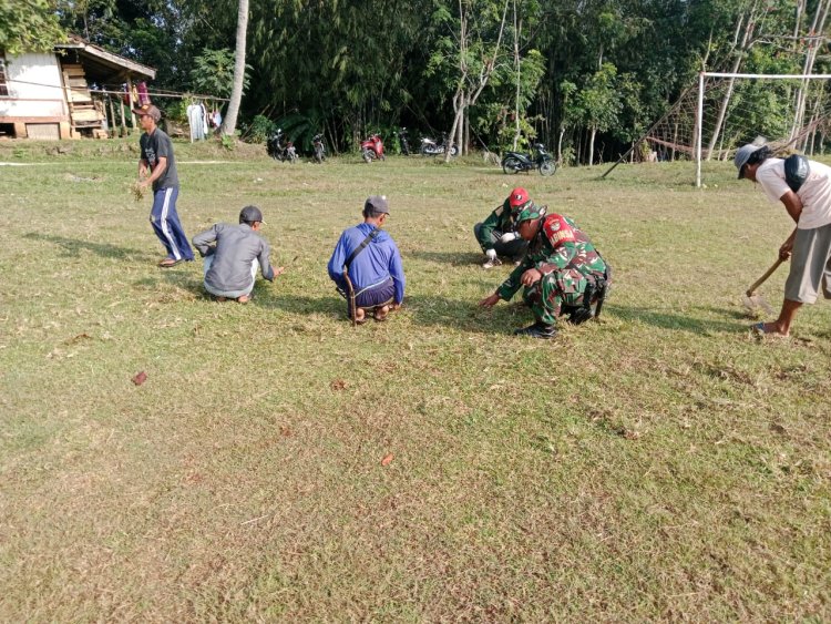 Babinsa Koramil 2202/Palabuhanratu Laksanakan Karya Bakti Bersama Warga