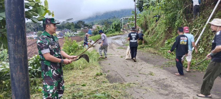 Koramil 2208/Nyalindung Gelar Karya Bakti di Kampung Kebonkai
