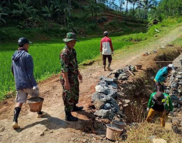 Babinsa Koramil 2207/Jampangtengah Bersama Warga Gotong Royong Membangun TPT