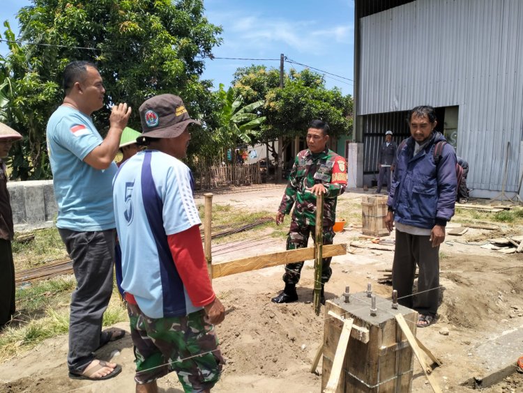 Babinsa Koramil 2215/Ciemas Bersama Warga Bangun Fasilitas MCK di Desa Mekarsakti