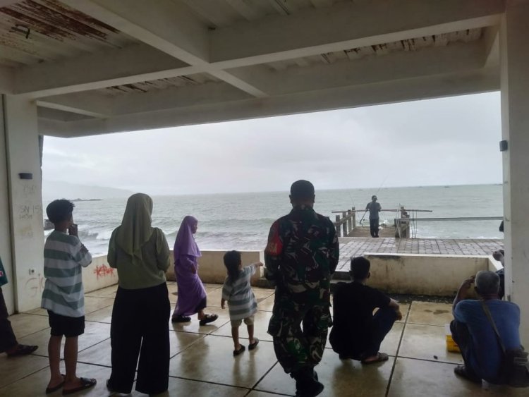 Babinsa Koramil 2202/Palabuhan Ratu Lakukan Pemantauan di Objek Wisata Pantai Cipunagara