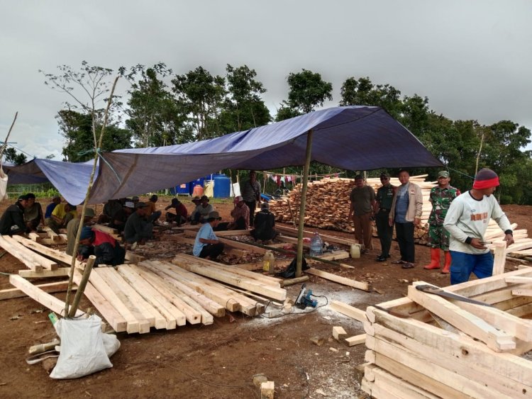 Danramil 2209/Lengkong Melaksanakan Monitoring Pembangunan Hunian Sementara (Huntara) di Kp. Sodong