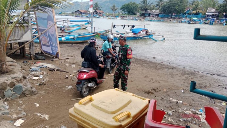 Babinsa Koramil 2215/Ciemas Laksanakan Pengawasan Penyebrangan Perahu