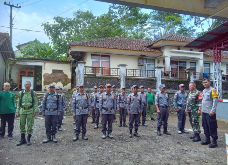 Koramil 2207/Jampangtengah Lakukan Pengecekan Sat Linmas Desa Cimerang