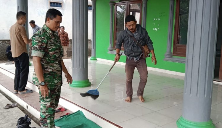 Koramil 2212/Tegalbuleud Bersama Warga Gelar Karya Bakti Pembersihan Masjid Jami Al Mustofa