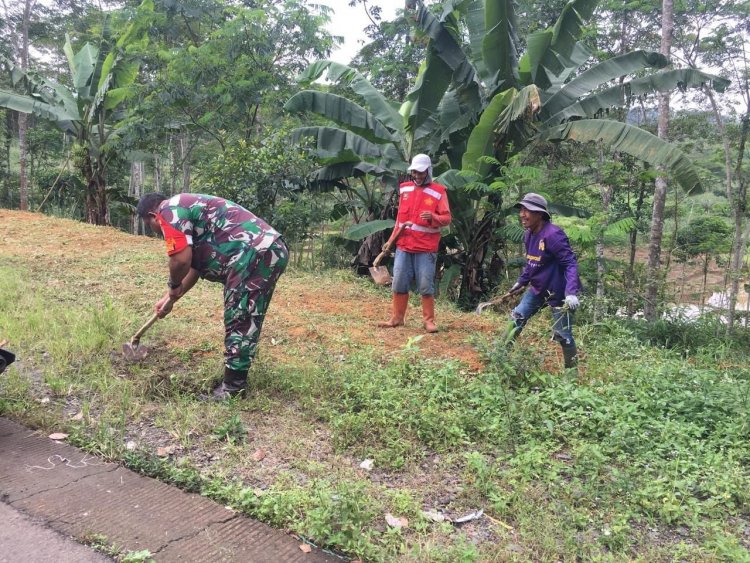 BABINSA KORAMIL 2207/JAMPANGTENGAH GELAR KARYA BAKTI BERSIHKAN JALAN DI DESA NANGERANG