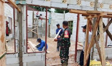 Babinsa Koramil 2207/Jampang Tengah Gelar Karya Bakti Pembangunan Mushola Bersama  Warga