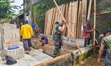Koramil 2206/Parakansalak Gelar Kegiatan Bhakti TNI: Perbaikan Rumah Tidak Layak Huni