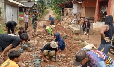 Babinsa Koramil 2215/Ciemas Gelar Bhakti Perbaikan Jalan di Desa Girimukti