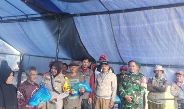 Babinsa Koramil 2210/Pabuaran Laksanakan Monitoring Wilayah dan Pemberian Sembako di Desa Bantarsari