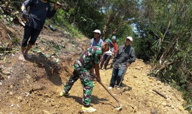 Danposramil Koramil 2211/Sagaranten Bersama Warga Gotong Royong Lebarkan Jalan Pertanian