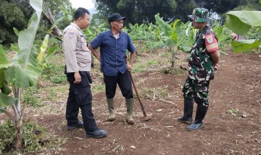 Babinsa Koramil 2208/Nyalindung Laksanakan Komsos dengan Kelompok Tani